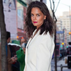 Katie Holmes Memadukan Power Suit Berwarna Ivory-White dengan Heels Berwarna Hot-Pink