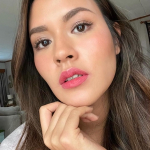 Raisa Kenakan Gaun Ruffle Biru Tua Cantik Saat Tampil di Acara Konser Virtual
