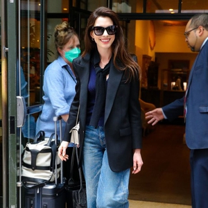 Anne Hathaway Mamerkan Kemampuannya dalam Mengaplikasikan Tren Oversized Blazer