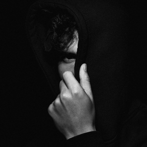 Ini Ciri-Ciri Pria yang Menutupi Perasaan Cintanya