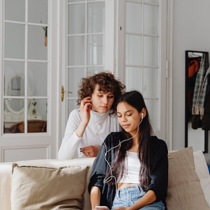 22 Lagu Tentang Teman Terbaik untuk Sahabat Anda!