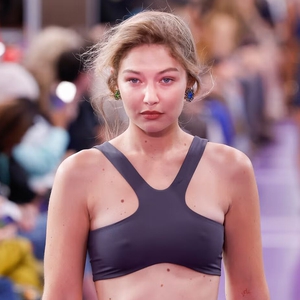 Gigi Hadid Tutup Runway dengan Stretchy Bra dan Rok Berhias Permata