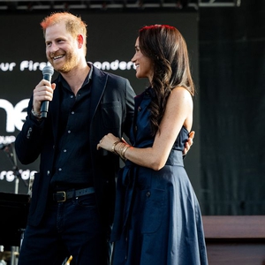 Meghan Markle Mengenakan Shirtdress Carolina Herrera dalam Kemunculan Mengejutkan Bersama Pangeran Harry