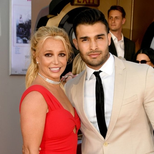 Britney Spears Tampak Mengenakan Cincin Berlian Besar ketika Berkendara Bersama Sang Kekasih, Sam Asghari