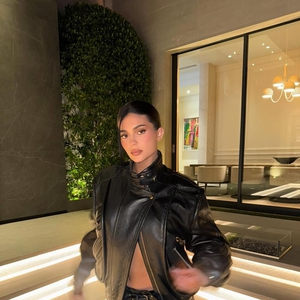 Kylie Jenner Tampil Edgy dengan Setelan &ldquo;Motorcore&rdquo;&nbsp;