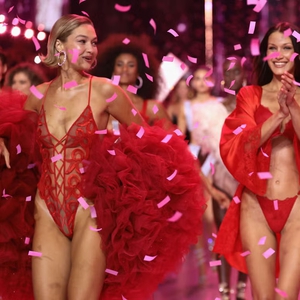 Bella Hadid Bagikan Foto Manis di Belakang Panggung Bersama Sang Kakak, Gigi dari Victoria's Secret Show