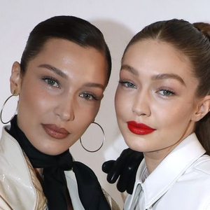 Bella Hadid Terlihat Mengenakan Koleksi Baju Renang Rilisan Saudarinya, Gigi Hadid