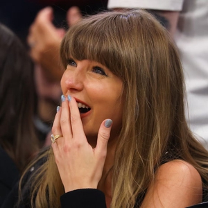 Tampilan Courtside Taylor Swift dari Stella McCartney Penuh Makna