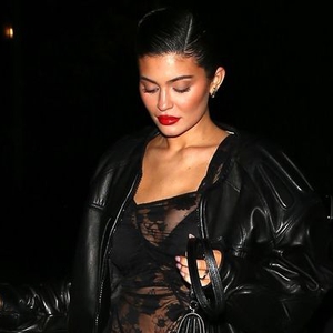 Cara Kylie Jenner Padu Padan Slipdress Tembus Pandangnya dengan Aksesori Favorit Kendall Jenner