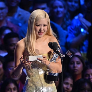 Ros&eacute; Raih Kemenangan dengan Gaun Payet Kuning Berkilau di MTV VMA 2025