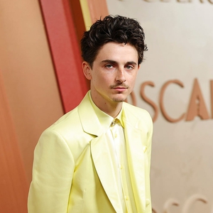 Timothée Chalamet Tampil dalam Tren Warna 