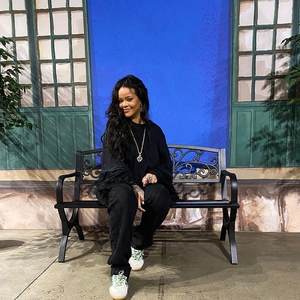 Rihanna Bersinar dengan Pakaian Serba Hitam Ketika Sedang Beraktivitas di Luar