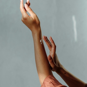 Perbedaan Body Serum dan Body Lotion yang Wajib Diketahui agar Kulit Tampil Sehat dan Terjaga