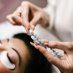 Cara Menghilangkan Lem Bulu Mata dengan Aman dan Efektif