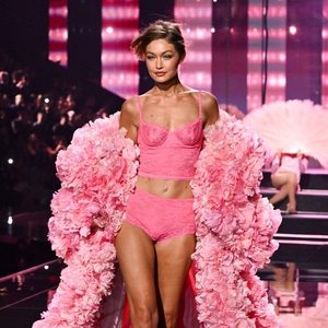 Gigi Hadid dan Bella Hadid Kembali ke Runway Victoria&rsquo;s Secret 2025