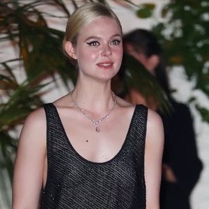 Elle Fanning Kenakan Busana Bergaya Transparan Setelah Hadiri Academy Museum Gala