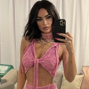 Megan Fox Bergaya Punk Serba Pink, Lengkap dengan Aksesori Choker