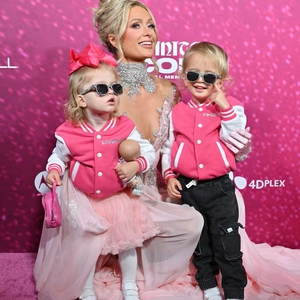 Paris Hilton dan Keluarga Kompak Kenakan Busana Serba Merah Muda di Premiere Dokumenternya