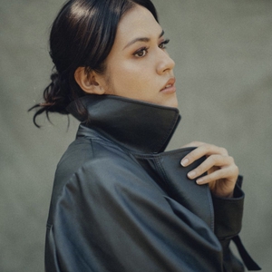 Raisa Pancarkan Aura Elegan ketika Berpose Mengenakan Vegan Leather Coat dan Riasan Minimalis