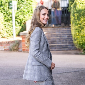 Putri Kate Memadukan Setelan Santai dengan Paduan Nuansa Hitam yang Effortless