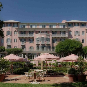 Harmonisasi Luksuri Thebe Magugu dan Mount Nelson, A Belmond Hotel di Cape Town 2025