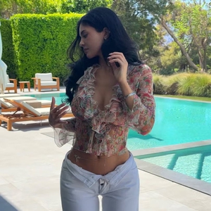 Kylie Jenner Mengenakan Atasan Bermotif Bunga dengan Potongan Dada Rendah dan Celana Jenas yang Digulung untuk Perayaan Paskah