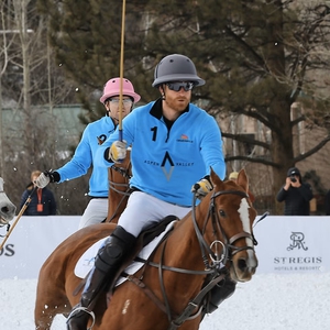 Pangeran Harry Buka Musim Liburan dengan Pertandingan Snow Polo