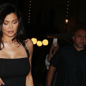 Kylie Jenner Mengambil Inspirasi Gaya dari Kim Kardashian dengan Mengenakan Catsuit Balenciaga