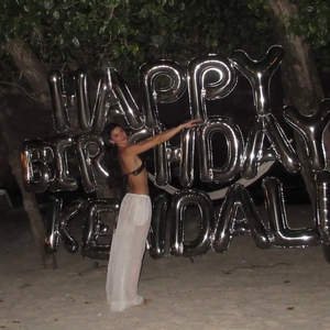 Kendall Jenner Rayakan Ulang Tahun ke-30 dengan Gaya “Birthday Suit” di Pinggir Pantai
