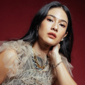 Dian Sastrowardoyo Membuat Tren Kalung Rantai Besar Jadi Terlihat Aman dengan Padu Padan Busananya