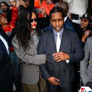 Rihanna dan A$AP Rocky Tampil Berani dengan Setelan Jas Abu-abu dan Garis-garis yang Serasi