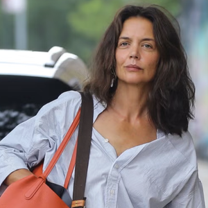 Katie Holmes Padukan Tas Louis Vuitton Berukuran Ekstra Besar dengan Gaya Musim Panas yang Santai
