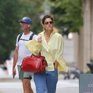 Tampilan Warna Primer ala Katie Holmes yang Disempurnakan bersama Lengan Dramatis Berbelahan