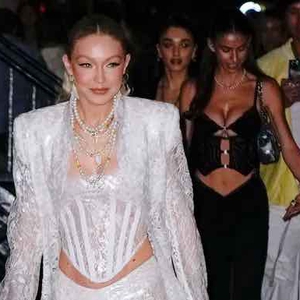 Pakaian Ulang Tahun Gigi Hadid Meliputi Korset dan Celana Renda Tipis