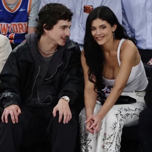 Kylie Jenner Tampil dengan Tren Kuku Terpanas Musim Ini Saat Kencan Bersama Timoth&eacute;e Chalamet