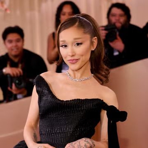 Ariana Grande Beri Penggemar Sekilas Tampilan Rambut Alaminya dalam Video Candid Terbaru