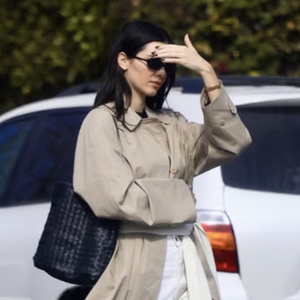 Kendall Jenner Beri Sentuhan Baru pada Trench Klasiknya dengan Sandal Kulit dan Sedikit Trick Scarf