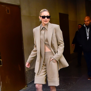 Tampilan Elegan Ala Gigi Hadid dengan Setelan Pendek Berwarna Beige dan Sepatu Hak Tinggi
