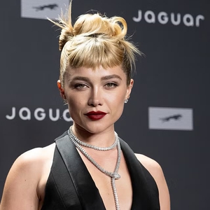 Florence Pugh Buktikan Baby Bangs Resmi Jadi Penerus Tahta Curtain Bangs