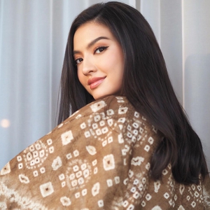 Raline Shah Hadiri Pembukaan Academy Museum di LA dengan Gaun Serba Putih