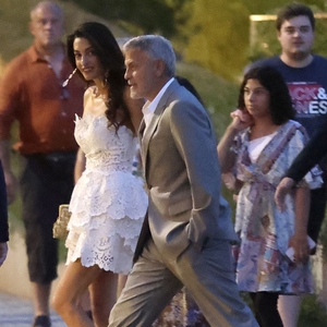 Amal Clooney Mengenakan Gaun Mini Putih Paling Romantis Ketika Berkencan dengan George