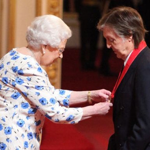 Inilah Foto Langka Para Selebriti Dunia Saat Bertemu Ratu Elizabeth II