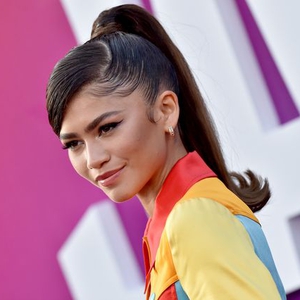 Zendaya Bergaya ala Lola Bunny di Pemutaran Film Space Jam Mengenakan Moschino Fit Penuh Warna&nbsp;