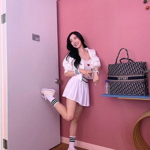Tiffany SNSD Terlihat Cantik dan Girly Menggunakan Pakaian Serba Putih