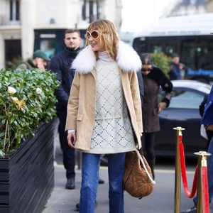 Bella Hadid Mengenakan Tote Chanel Berukuran Besar dan Kacamata Bergaya Arthropod dalam Street Style Parisianya