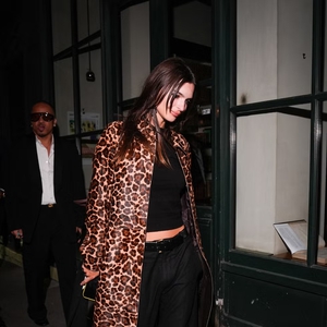 Emily Ratajkowski Kenakan Mantel Pencuri Perhatian saat Berada di Paris