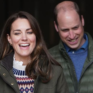 Kate Middleton Tampil Kasual Saat Mengunjungi Ladang Pertanian dengan Suaminya