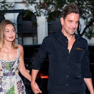 Gigi Hadid Tampil Cerita dalam Gaun Maxi Patchwork Berhias Manik-Manik