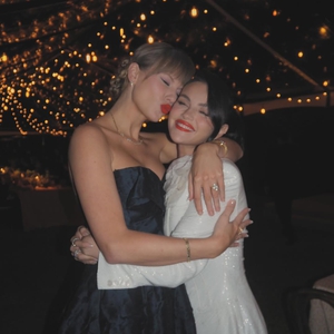 Selena Gomez Bagikan Momen Hangat Bersama Taylor Swift di Hari Pernikahannya
