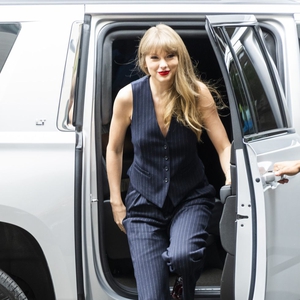 Taylor Swift Mengenakan Jas Rompi Garis-Garis ke Festival Film Tribecca